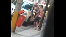 Imagem de casal fazendo sexo na rua